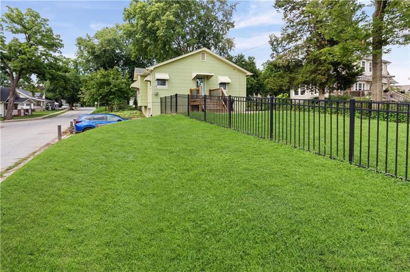 201 Hurt St, Liberty, MO 64068