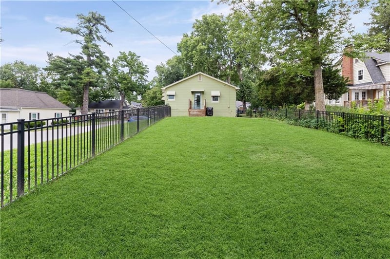 201 Hurt St, Liberty, MO 64068