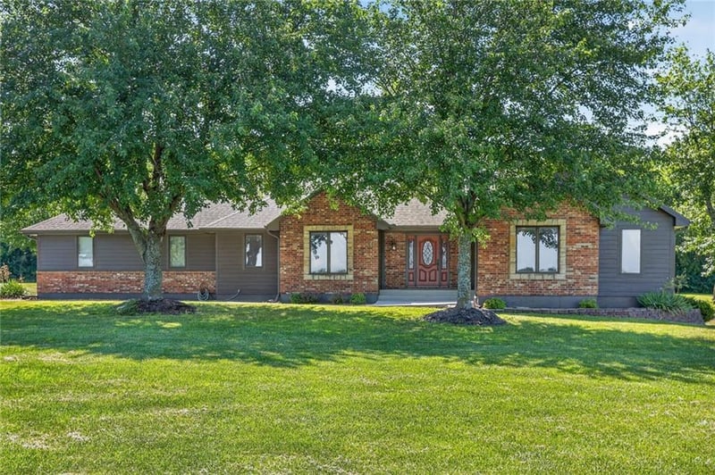 17618 Emerald View Dr, Raymore, MO 64083
