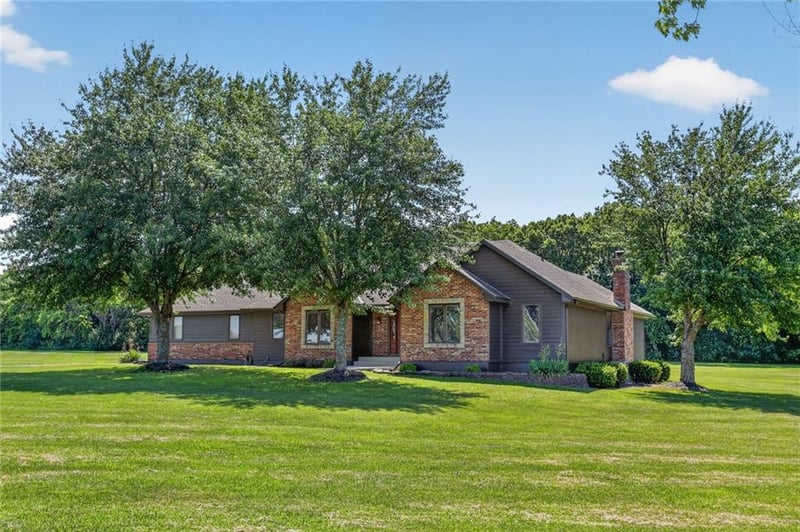 17618 Emerald View Dr, Raymore, MO 64083