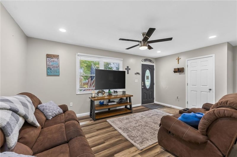 504 19th St, Oak Grove, MO 64075