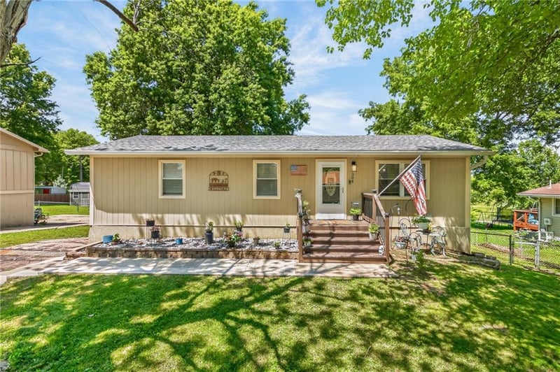 504 19th St, Oak Grove, MO 64075