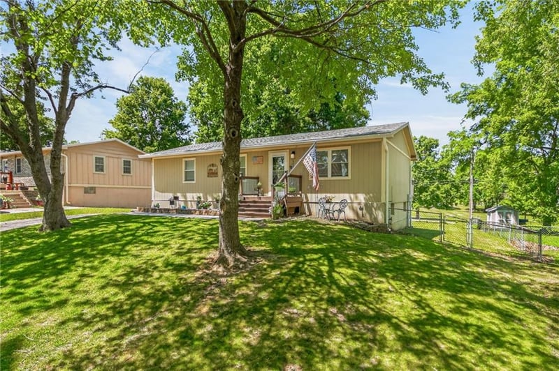 504 19th St, Oak Grove, MO 64075
