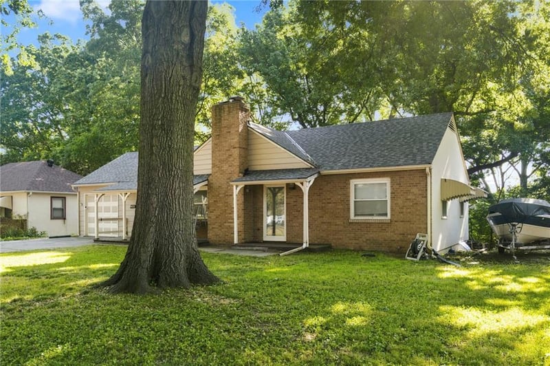 5025 NE Tarkio St, Kansas City, MO 64118
