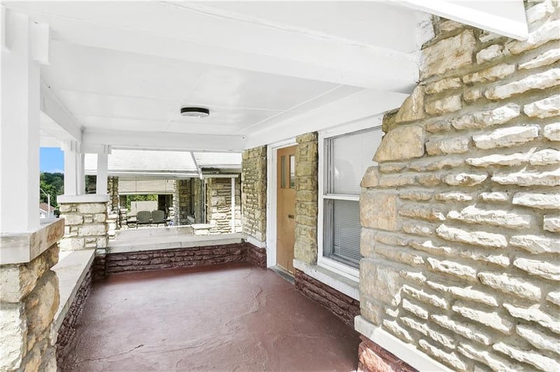 2420 42nd St, Kansas City, MO 64130