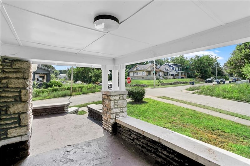 2420 42nd St, Kansas City, MO 64130