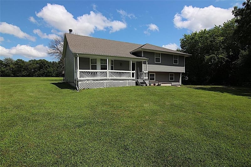 23715 Chadwick Dr, Peculiar, MO 64078