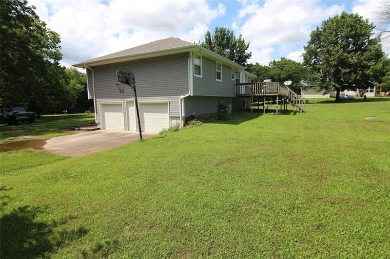 23715 Chadwick Dr, Peculiar, MO 64078