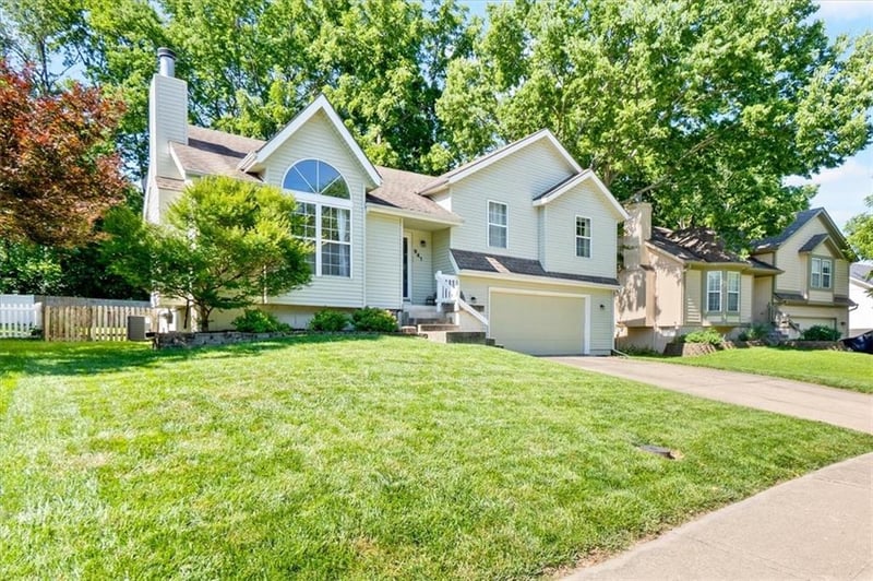 941 126th Ter, Olathe, KS 66061