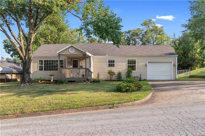 700 Burton St, Nevada, MO 64772