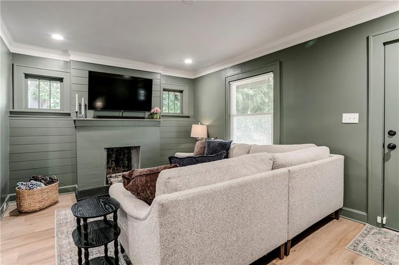 921 79th Ter, Kansas City, MO 64131