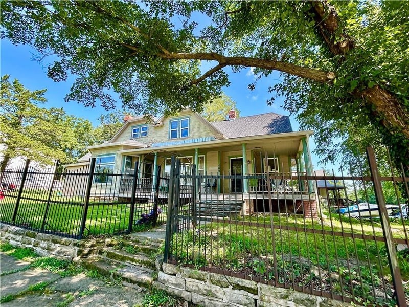 409 E Spring St, El Dorado Springs, MO 64744