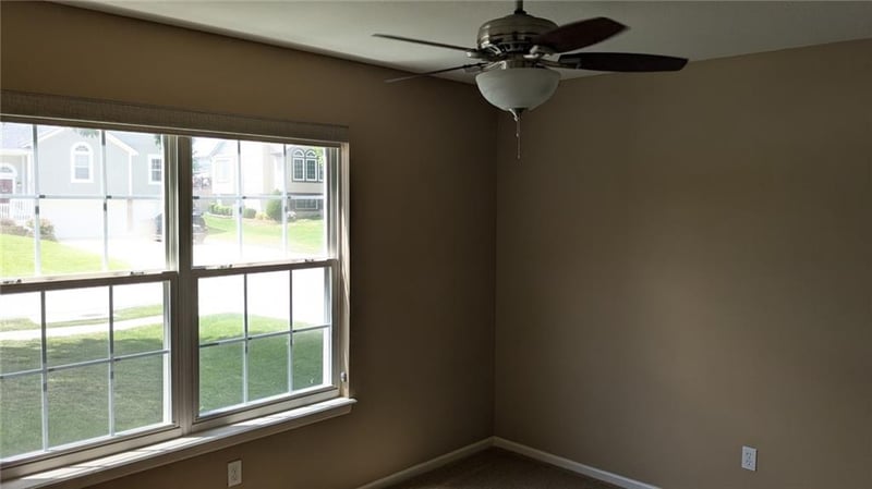 324 Woodbury Dr, Lee's Summit, MO 64086