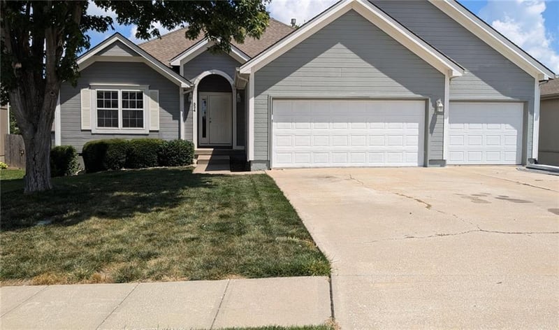 324 Woodbury Dr, Lee's Summit, MO 64086