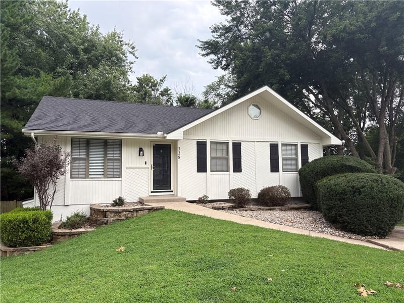 228 Richfield Ct, Liberty, MO 64068