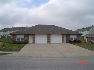 183-185 Woodbury Dr, Grain Valley, MO 64029
