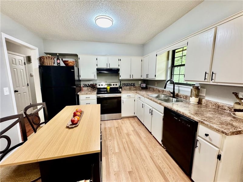 913 Josela Ct, Leavenworth, KS 66048