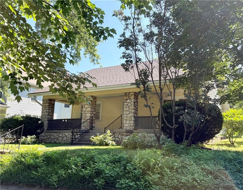 1011 5th St, Leavenworth, KS 66048