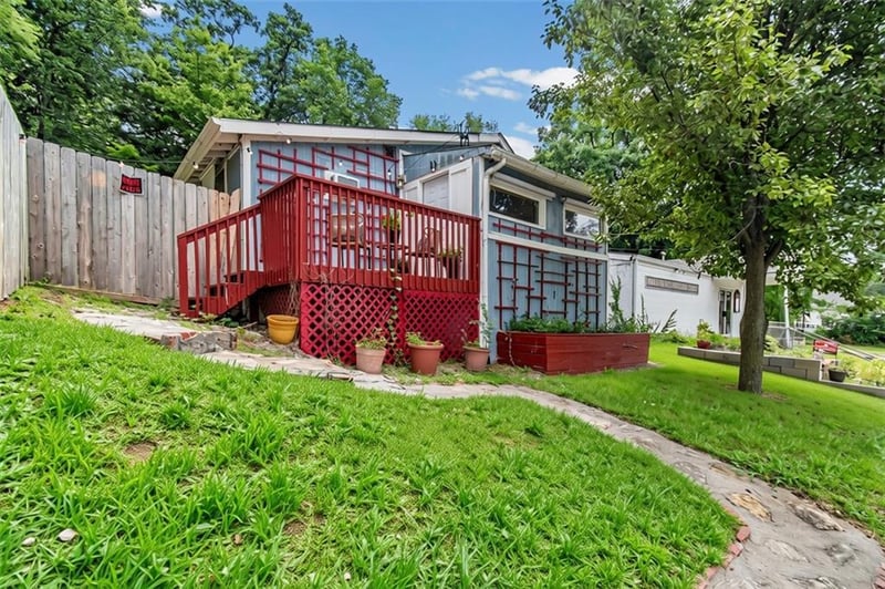 607 N Main St, Excelsior Springs, MO 64024
