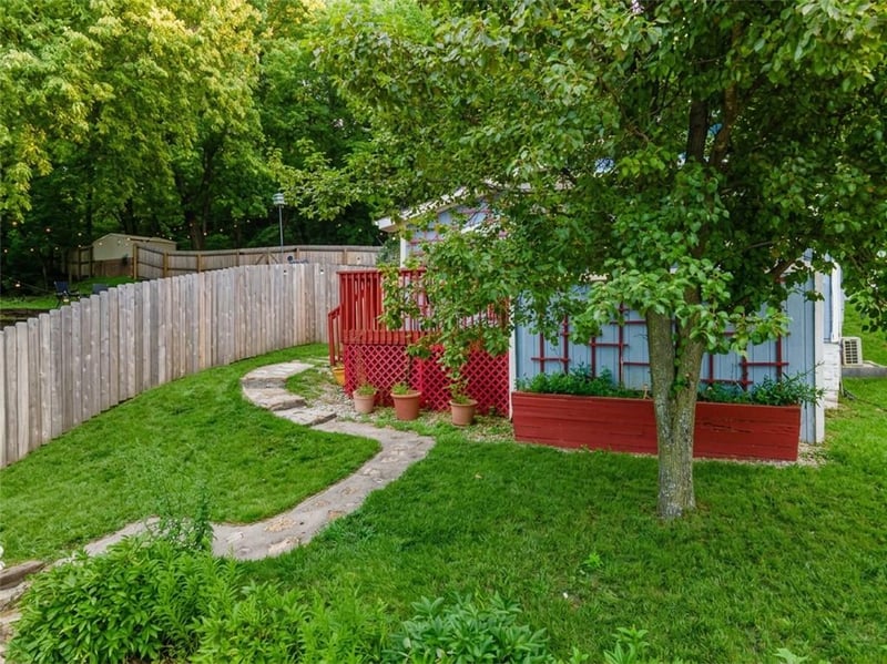 607 N Main St, Excelsior Springs, MO 64024