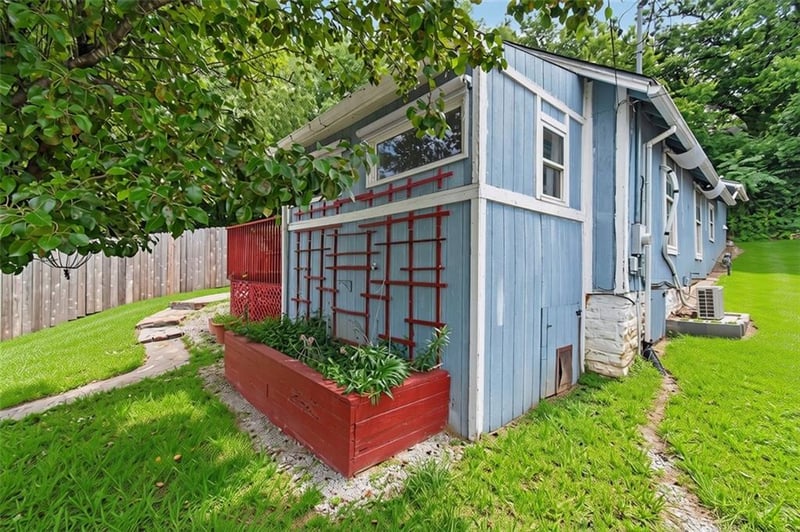 607 N Main St, Excelsior Springs, MO 64024