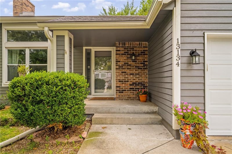 13134 Raintree Dr, Olathe, KS 66062
