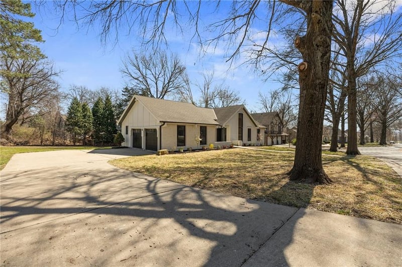 10301 Howe Dr, Leawood, KS 66206