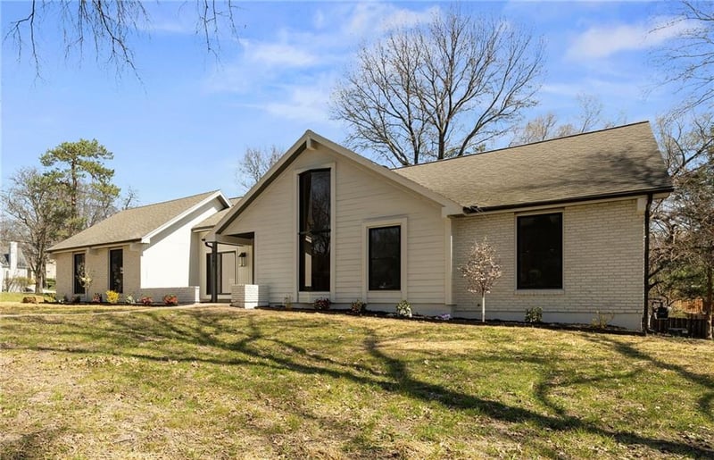 10301 Howe Dr, Leawood, KS 66206
