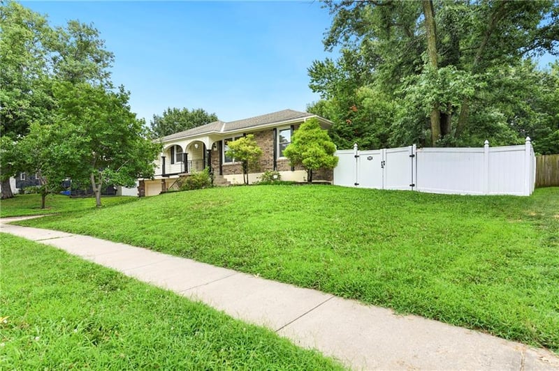 16505 Greenwald Dr, Belton, MO 64012