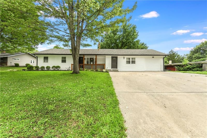 11 Crestview Dr, Paola, KS 66071