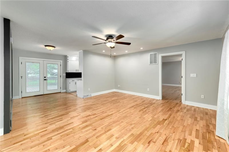 11 Crestview Dr, Paola, KS 66071