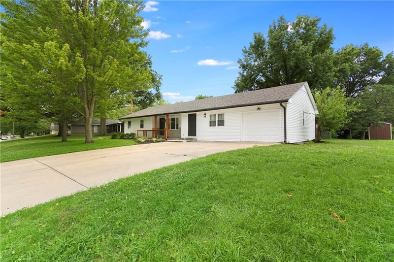 11 Crestview Dr, Paola, KS 66071