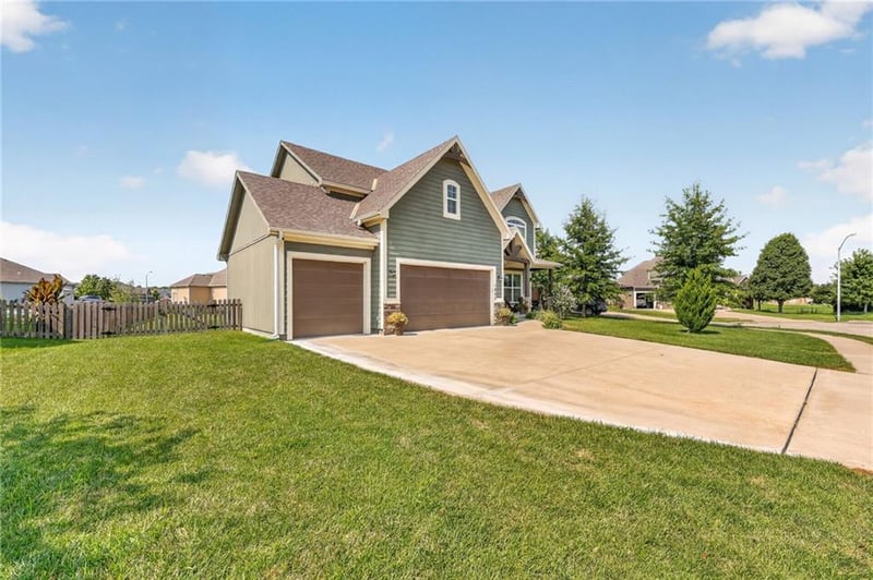 1800 Knoll Creek Ln, Raymore, MO 64083
