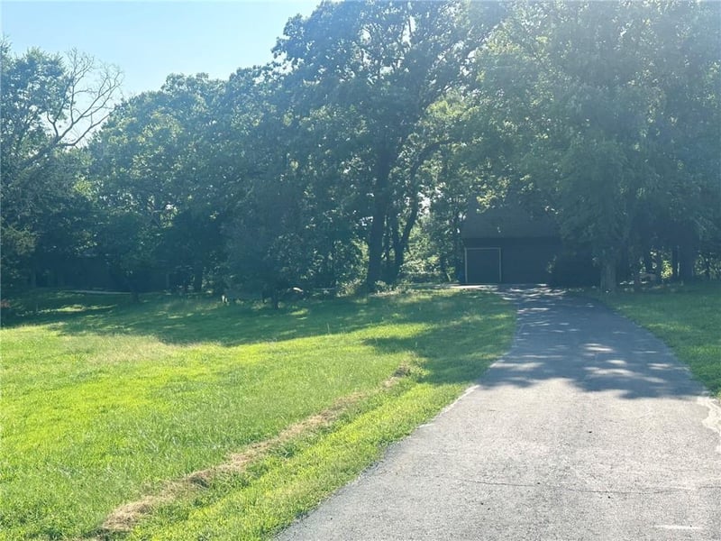 9000 Oak Country Ln, De Soto, KS 66018