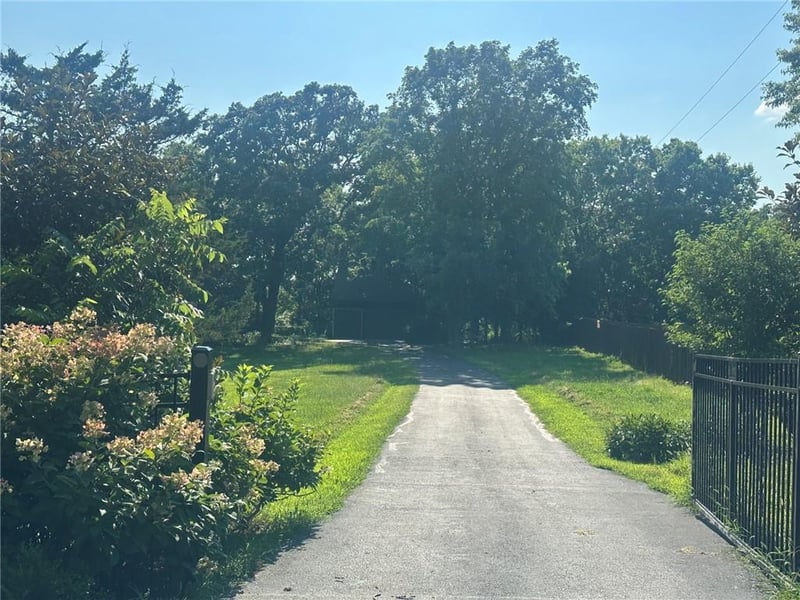 9000 Oak Country Ln, De Soto, KS 66018