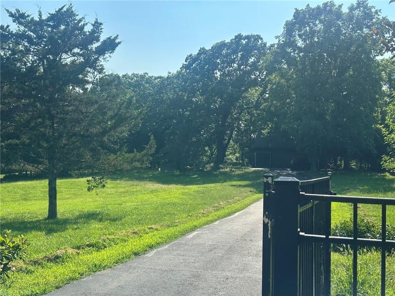 9000 Oak Country Ln, De Soto, KS 66018