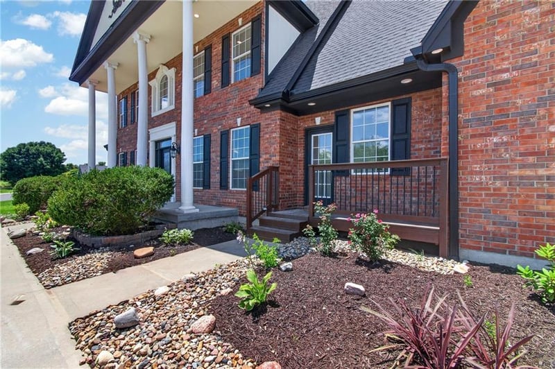 20 SE Meadowbrook Dr, Lee's Summit, MO 64082