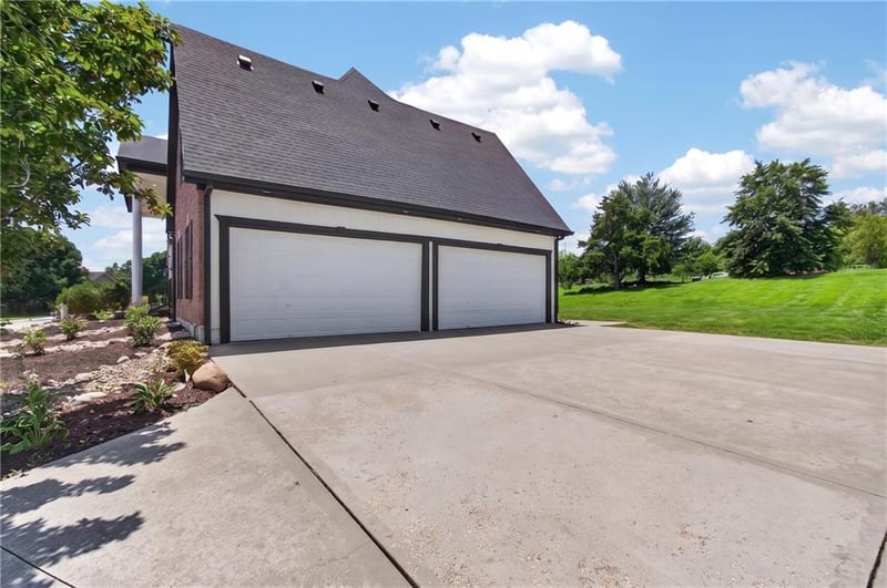 20 SE Meadowbrook Dr, Lee's Summit, MO 64082