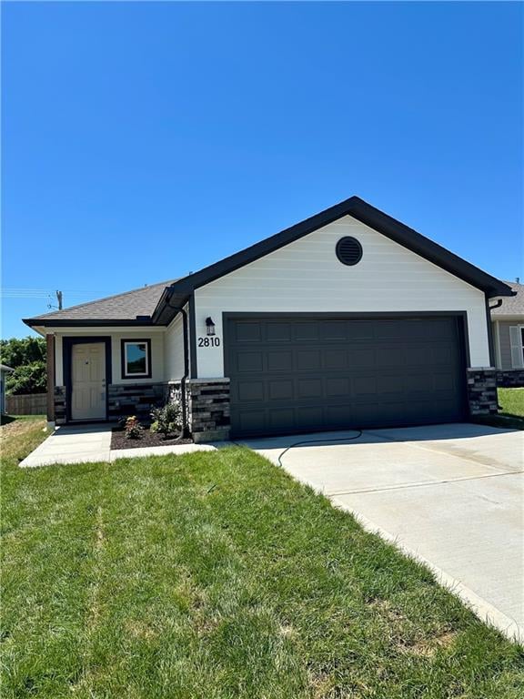 2810 Woodfield Dr, Tonganoxie, KS 66086