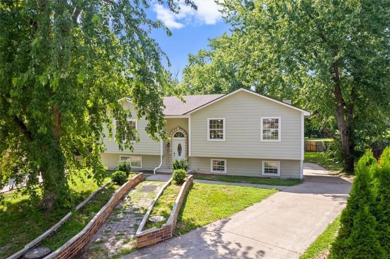 318 Bent Tree Dr, Blue Springs, MO 64014