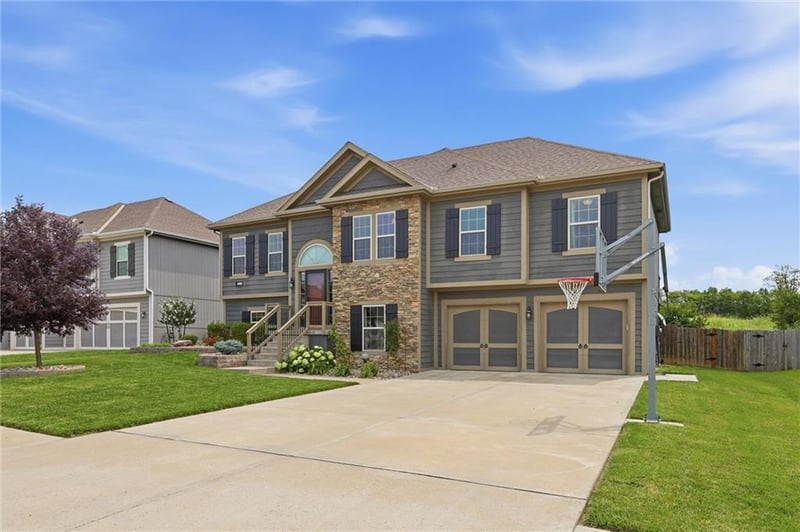 10019 N Lister Ave, Kansas City, MO 64156