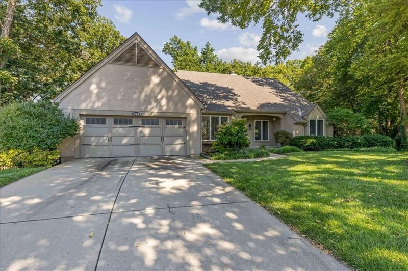 12613 Walmer St, Overland Park, KS 66209