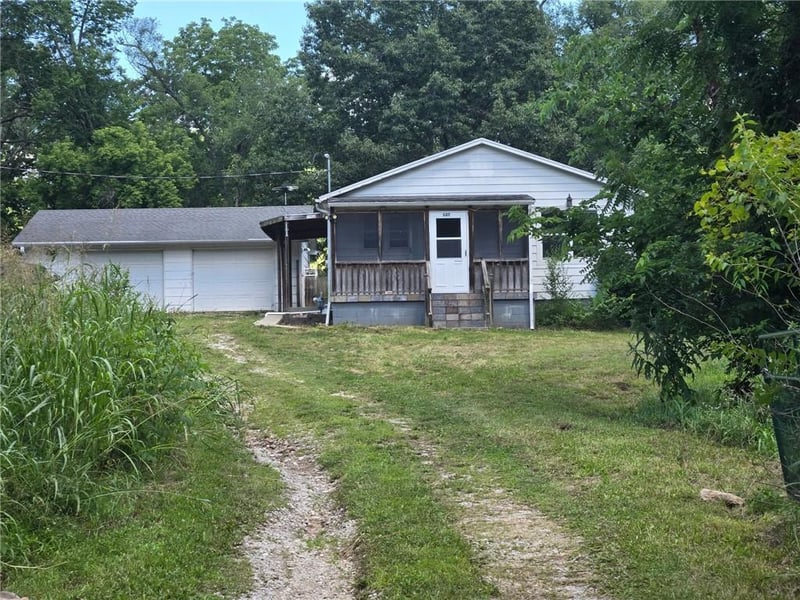 527 141st St, Bonner Springs, KS 66012