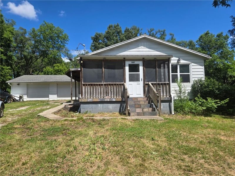527 141st St, Bonner Springs, KS 66012