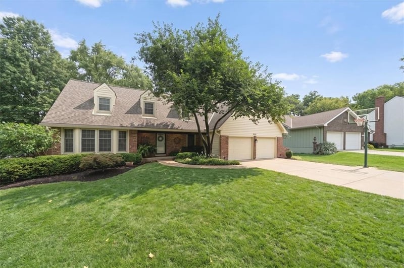 8262 117th St, Overland Park, KS 66210