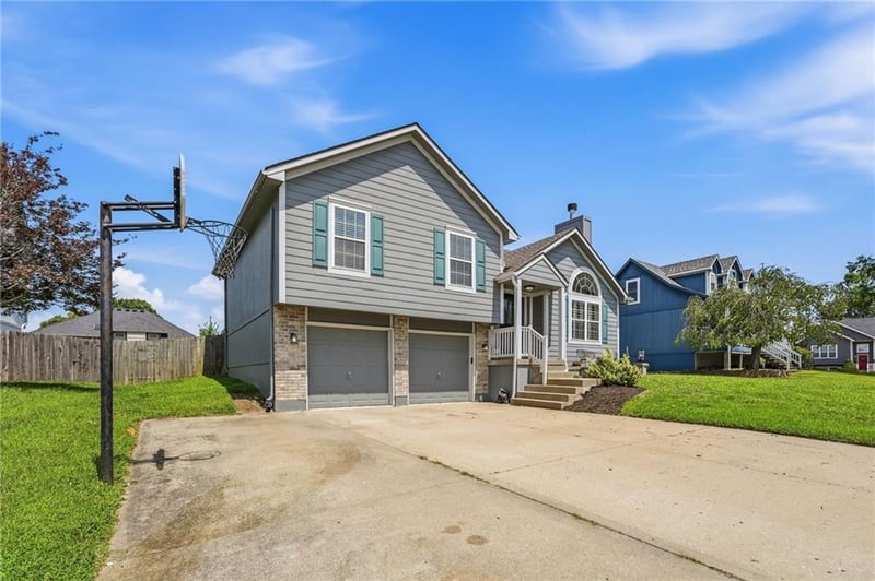 911 Wildwood Dr, Pleasant Hill, MO 64080