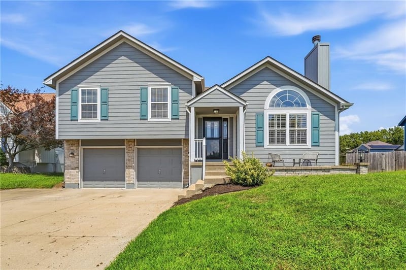 911 Wildwood Dr, Pleasant Hill, MO 64080