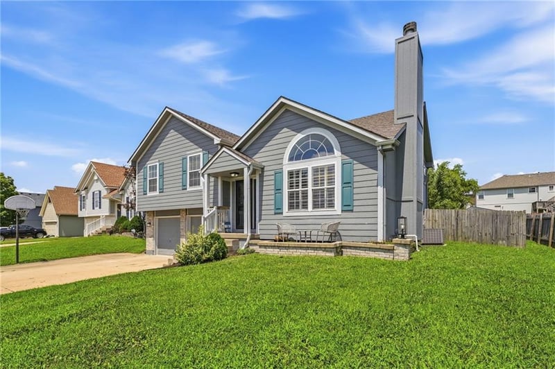 911 Wildwood Dr, Pleasant Hill, MO 64080