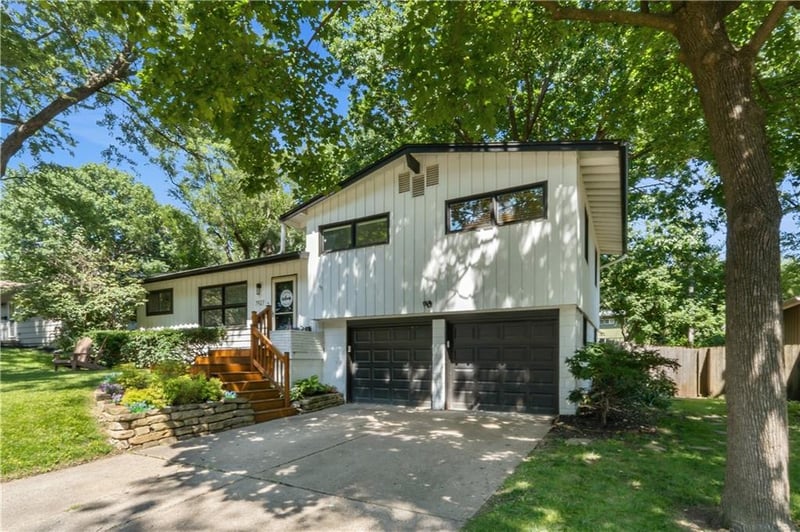 7927 Windsor St, Prairie Village, KS 66208