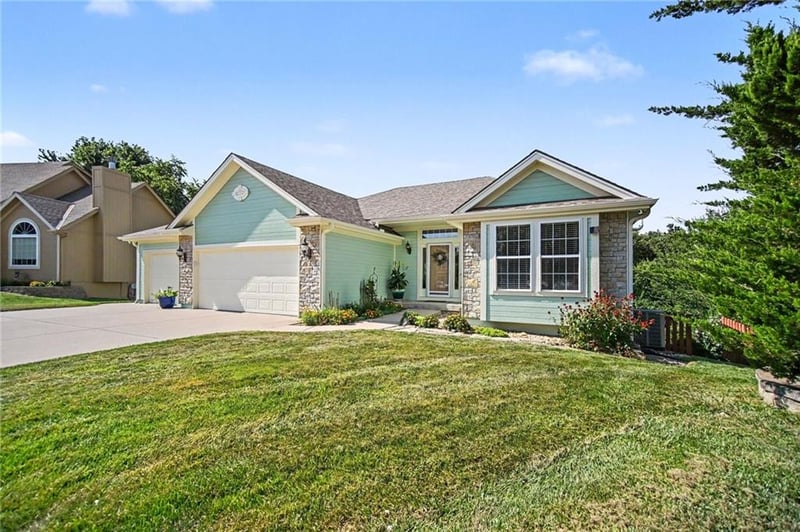 2004 196th Pl, Smithville, MO 64089